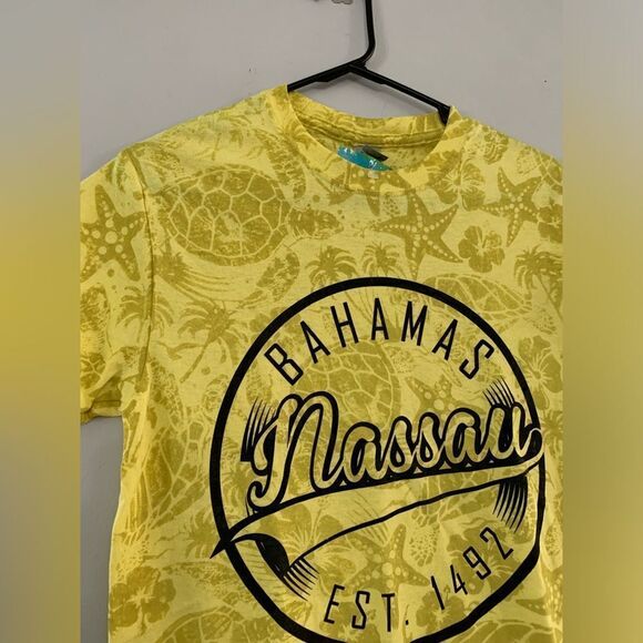 NWT Nassau Bahamas Turtle Starfish Hawaiian T-shirt Yellow Patterned Size S - Picture 3 of 7